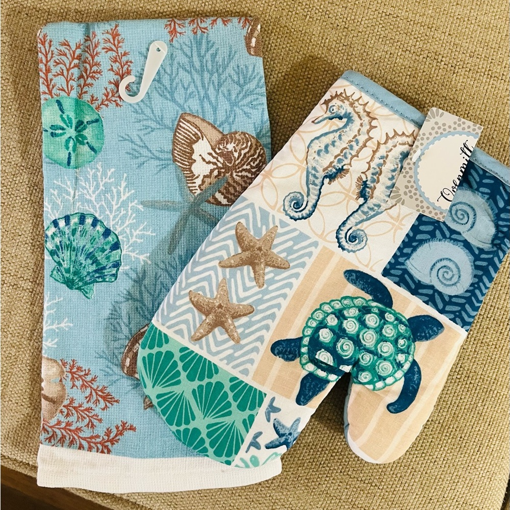 Set of 4 sea life round placemats and hand towel w/matching oven glove.